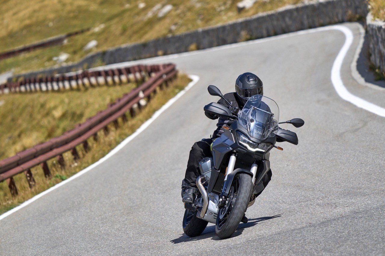 Nuova Moto Guzzi Stelvio: tutti i dettagli della nuova crossover italiana +VIDEO+